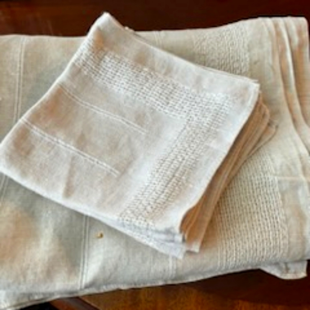 Vintage Tablecloth and 8 napkins.